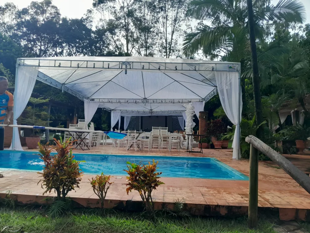Tenda Will Tendas montada com cortinas brancas em festa de piscina